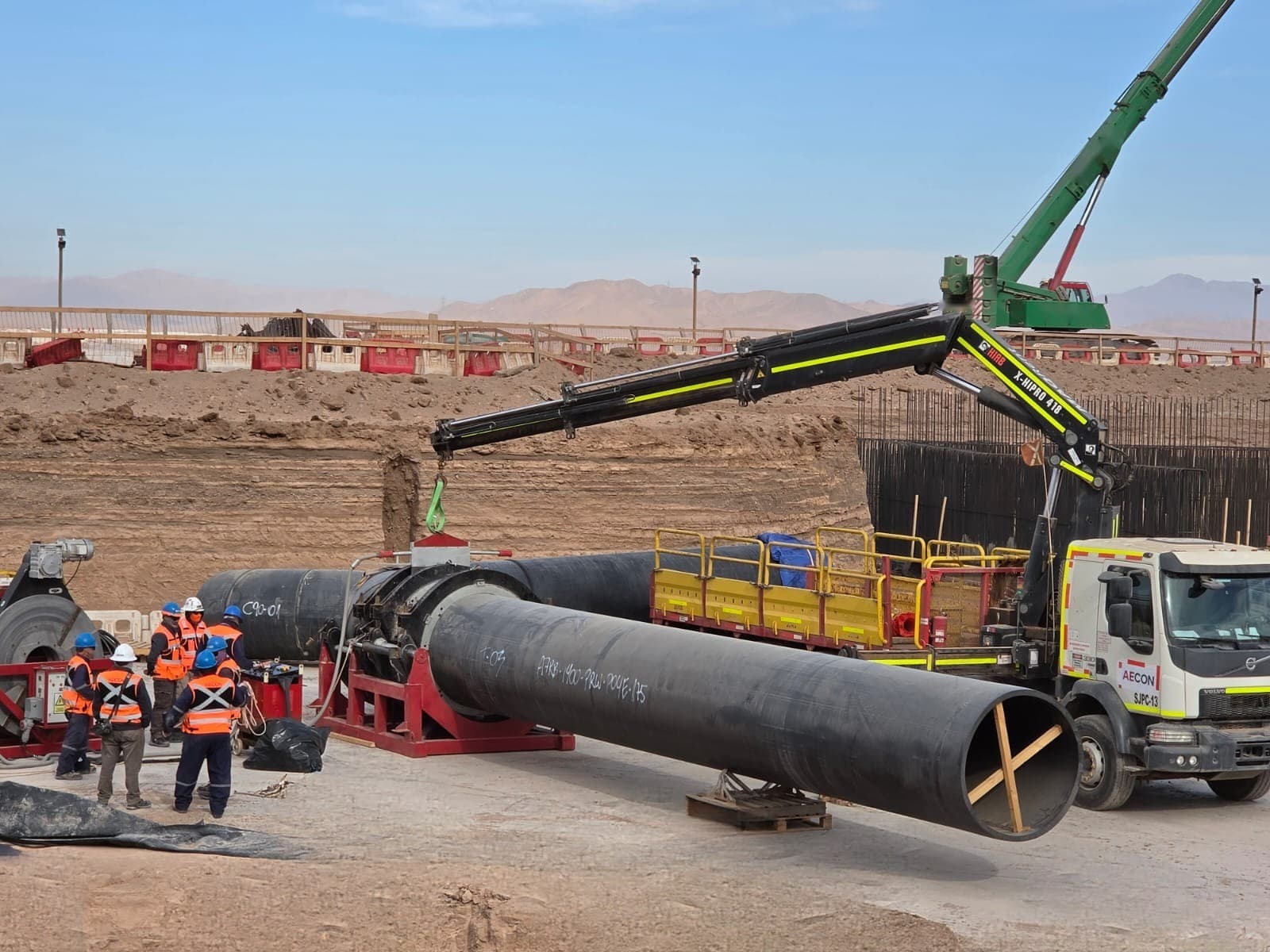 Montaje de tubería HDPE en faena con grúa y camión AECON