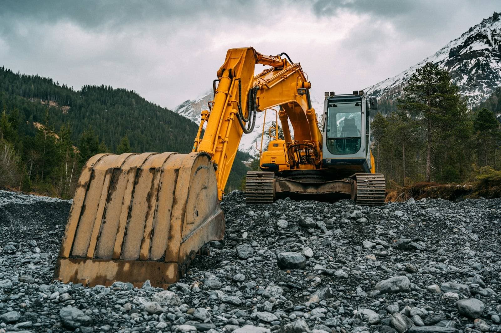 Excavadora de orugas en un frente de movimiento de tierra