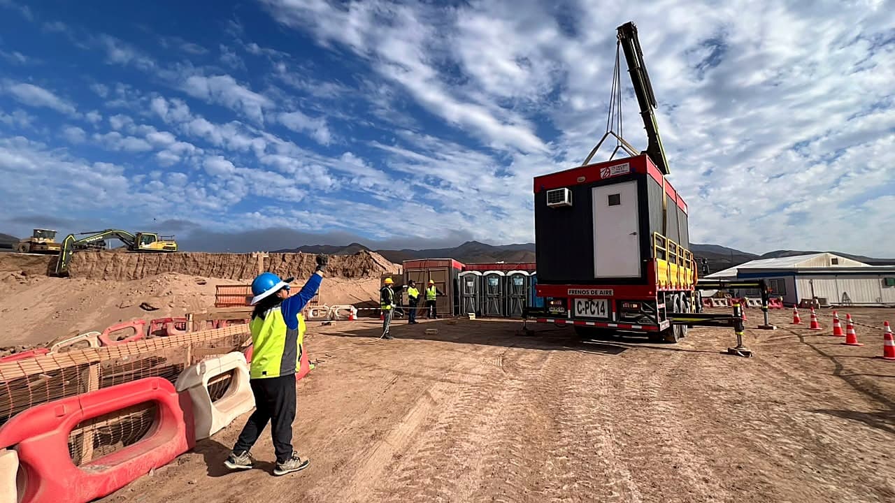 Rigger de AECON dirigiendo una maniobra de izaje en faena, Región de Antofagasta