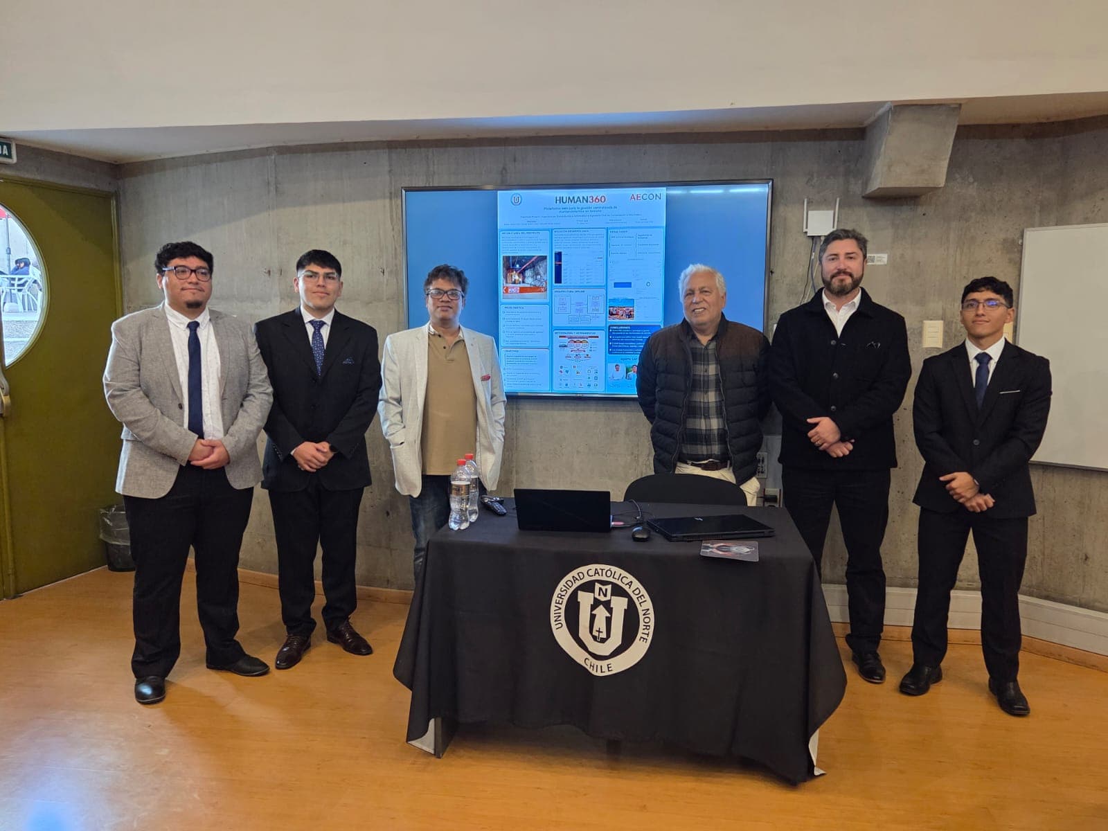 Equipo AECON y UCN presentando el proyecto Human360 en el Capstone