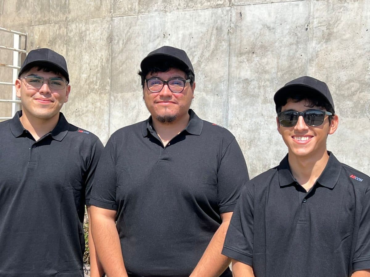 Estudiantes del equipo Capstone con polera AECON