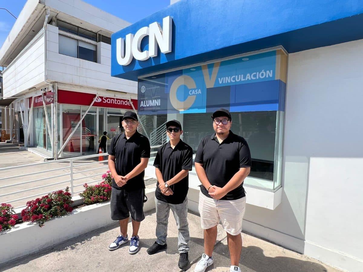 Estudiantes del equipo Capstone frente a la Universidad Católica del Norte
